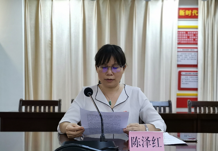 市委編辦黨支部書記、編辦主任陳澤紅代表市委編辦領(lǐng)導(dǎo)班子作表態(tài)發(fā)言